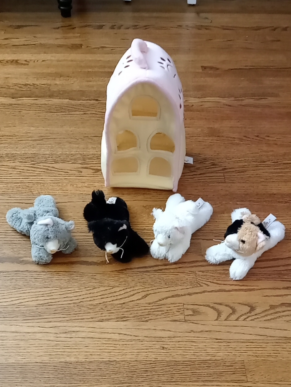 Unipak Pet Hideaway with 4 Plush Kittens